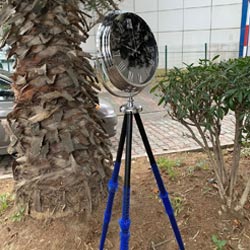 Tripod ayaklı saat